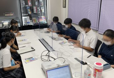 東京都立南多摩中等教育学校(八王子)の2学年生徒さん7名が校外学習の一環で当社を訪れ、万年筆について学ばれました。